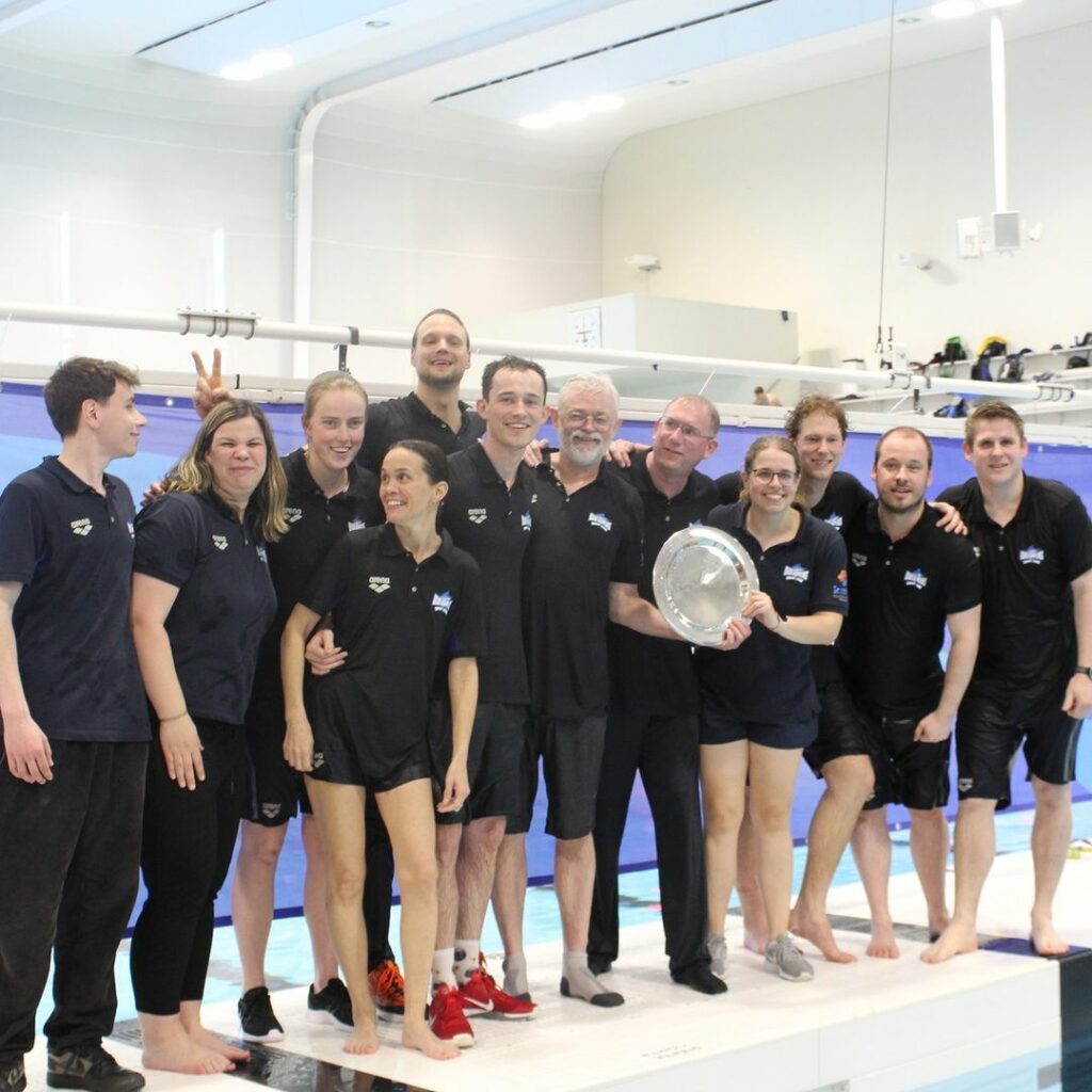 De trainers met de kampioensschaal
