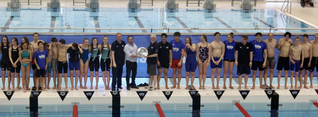 De kampioensschaal wordt overhandigd aan Blue Marlins