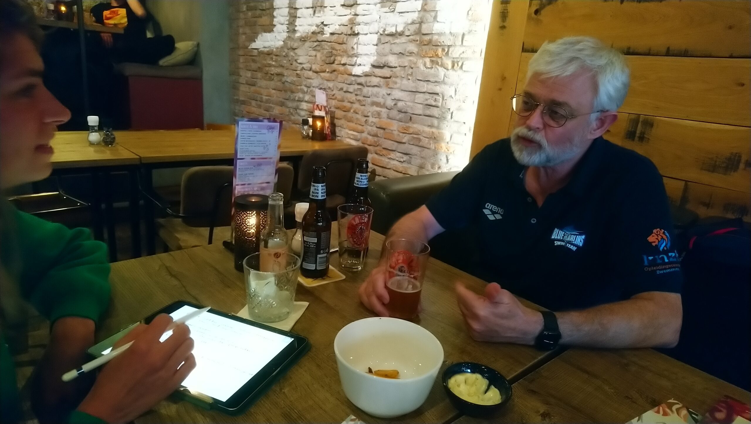 Dick Bronder in gesprek met Dian - Foto: Leon Erkelens