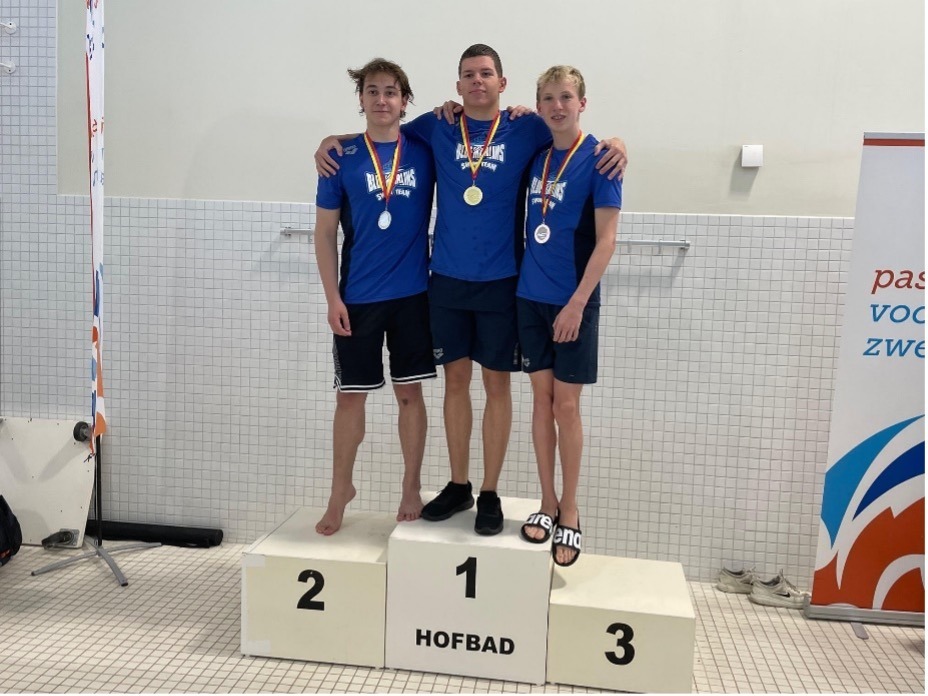 3 blue marlins zwemmers op het erepodium tijdens de provinciale kampioenschappen 2023 in het hofbad